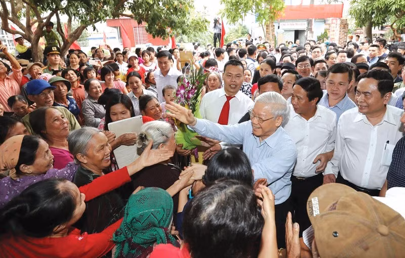  Tổng Bí thư Nguyễn Phú Trọng với nhân dân tại thôn Thượng Điện, xã Vinh Quang, huyện Vĩnh Bảo, thành phố Hải Phòng. (Ảnh: TTXVN)