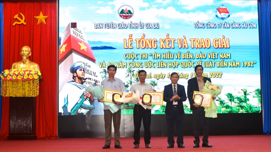 Đồng chí Huỳnh Thế Mạnh (thứ 2 từ phải qua)-Trưởng ban Tuyên giáo Tỉnh ủy trao giải nhất cho các tập thể đạt giải của cuộc thi. Ảnh: Phan Lài