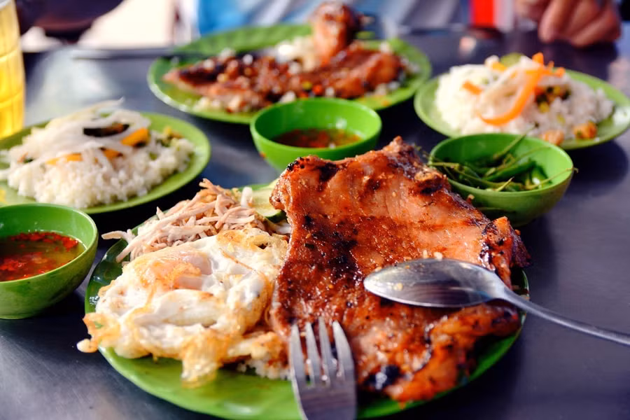 Cơm tấm Sài Gòn là món ăn nhiều người muốn thử khi ghé đến vùng đất này. Ảnh: Hoài Nhân/Báo Thanh Niên
