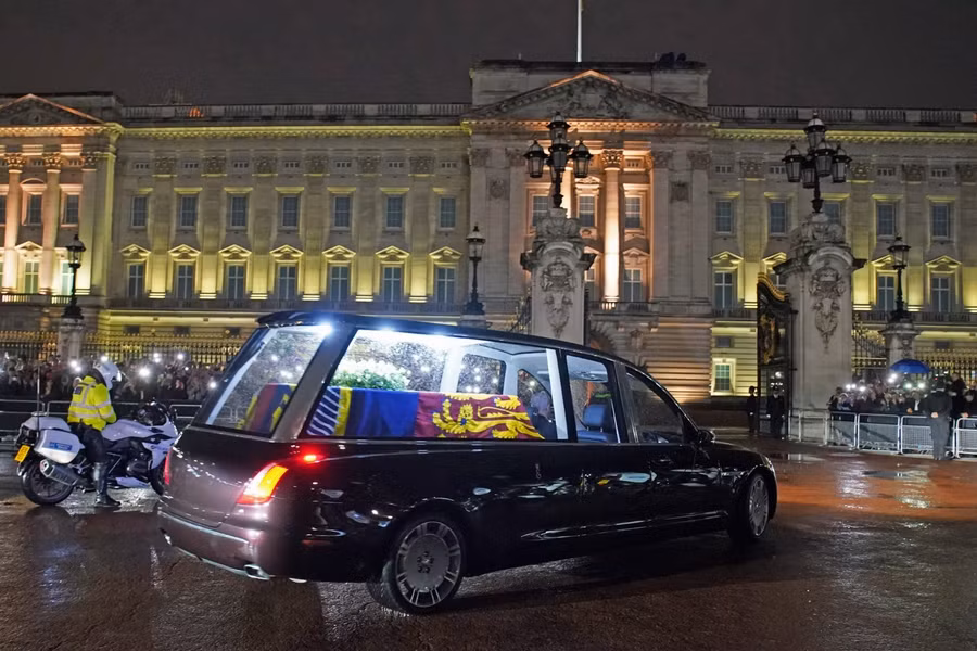 Linh cữu Nữ hoàng Elizabeth II được đưa đến Nhà tang lễ Hoàng gia tại Điện Buckingham ở London ngày 13.9.2022. Ảnh: AFP