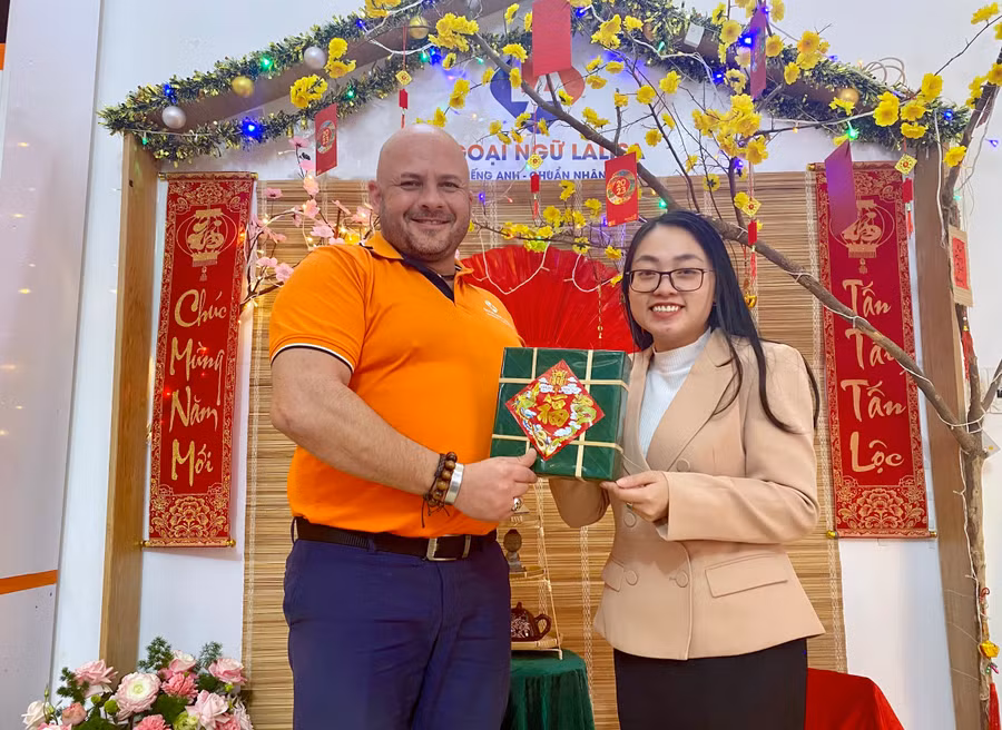 Ông Luke Williams (đến từ Nam Phi) chụp ảnh chào mừng năm mới 2023 cùng đồng nghiệp tại Trung tâm Ngoại ngữ Lalisa (TP. Pleiku). Ảnh: Mộc Trà