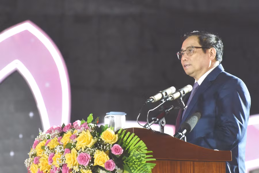 Thủ tướng Phạm Minh Chính phát biểu tại buổi lễ kỷ niệm 90 năm Ngày thành lập tỉnh Gia Lai (24/5/1932-24/5/2022), công bố và đón nhận bằng di sản thiên nhiên, di tích lịch sử văn hóa tiêu biểu của tỉnh tại Quảng trường Đại Đoàn Kết (TP. Pleiku) vào tối 21-5-2022. Ảnh: Đức Thụy