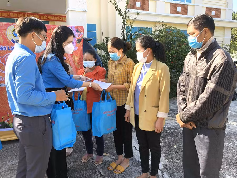 Lãnh đạo LĐLĐ tỉnh trao tận tay những món quà Tết cho đoàn viên, lao động khó khăn. Ảnh: Đinh Yến
