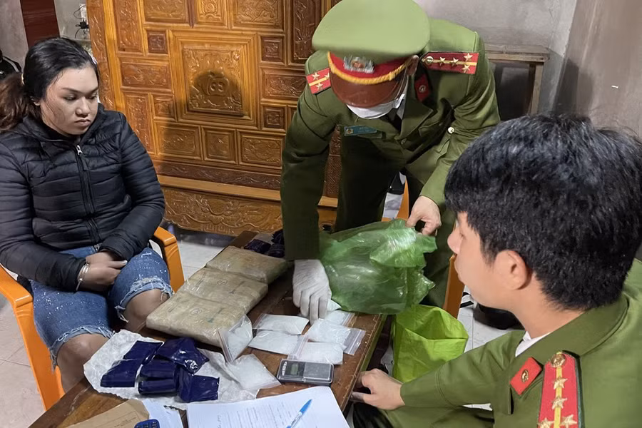 Công an bắt giữ đối tượng Dung cùng tang vật ma túy. Ảnh: Công an cung cấp