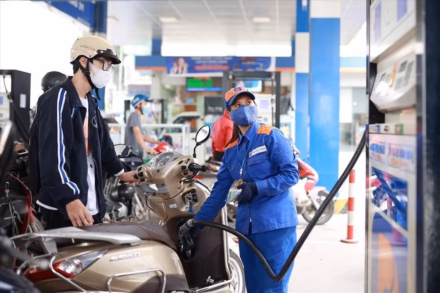 Uỷ ban Thường vụ Quốc hội đã thông qua mức thuế bảo vệ môi trường với xăng, dầu, mỡ nhờn năm 2023. Ảnh: Hải Nguyễn