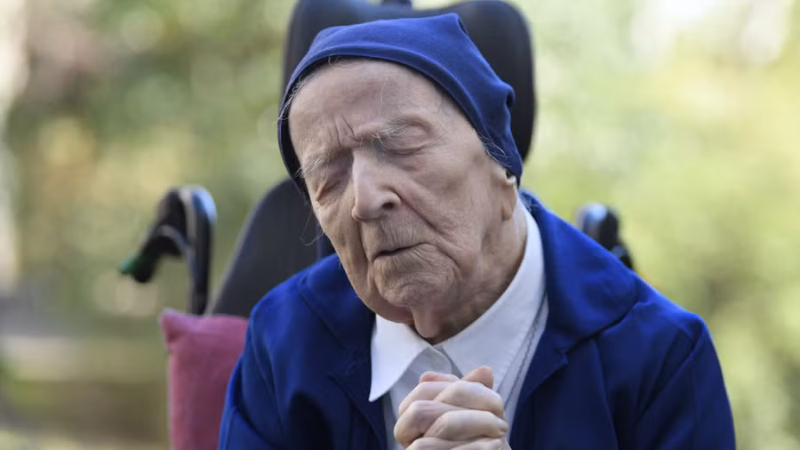 Lucille Randon, cụ bà sống thọ thứ tư trên thế giới và là người già nhất châu Âu. Bà đã sống sót sau Covid-19 vào đêm trước sinh nhật lần thứ 117 của bà. Ảnh: AFP (newseu.cgtn.com) Lucille Randon, cụ bà sống thọ thứ tư trên thế giới và là người già nhất châu Âu. Bà đã sống sót sau Covid-19 vào đêm trước sinh nhật lần thứ 117 của bà. Ảnh: AFP (newseu.cgtn.com)