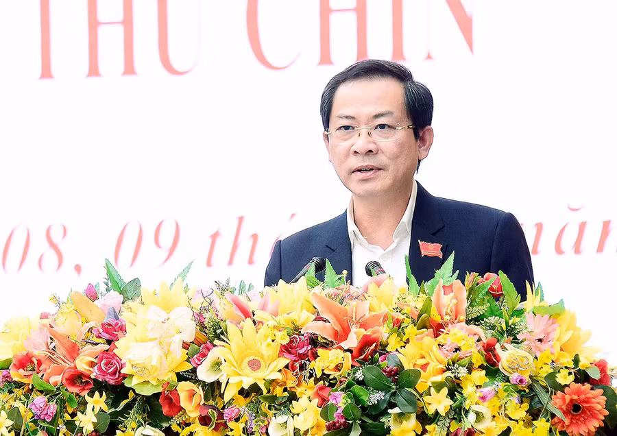  Phó Chủ tịch Thường trực UBND tỉnh Đỗ Tiến Đông trình bày một số tờ trình do UBND tỉnh trình tại kỳ họp. Ảnh: Đức Thụy