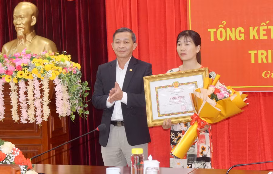 Thừa ủy quyền của Ban Tuyên giáo Trung ương, đồng chí Huỳnh Thế Mạnh-Trưởng ban Tuyên giáo Tỉnh ủy tặng bằng khen cho 1 tập thể có thành tích tiêu biểu trong học tập và làm theo Bác. Ảnh: Phan Lài