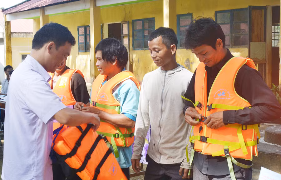  Xuất cấp vật tư, thiết bị cho Ủy ban Ứng phó sự cố, thiên tai và Tìm kiếm cứu nạn. Ảnh: Lê Hòa
