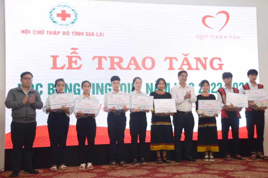 Ông Cao Xuân Nam (thứ 4 bên phải sang)-Phó Chủ tịch Hội Chữ thập đỏ tỉnh trao học bổng Vingroup cho các em học sinh nghèo học giỏi. Ảnh: Hoàng Cư 