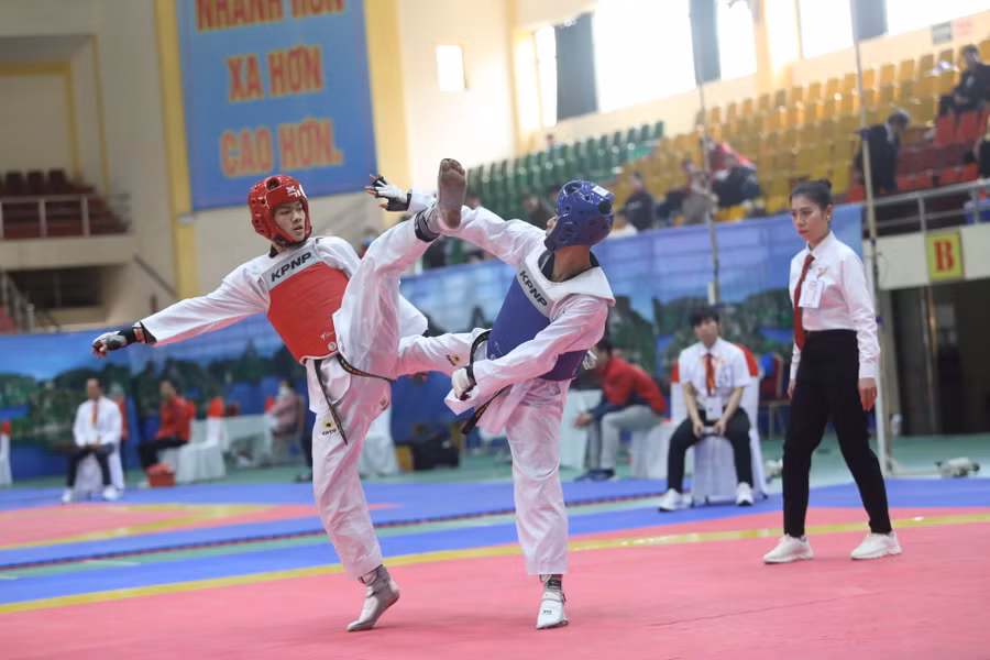 Nhật Quang (trái) đã đánh rơi chiến thắng đầy tiếc nuối. Ảnh: Văn Ngọc