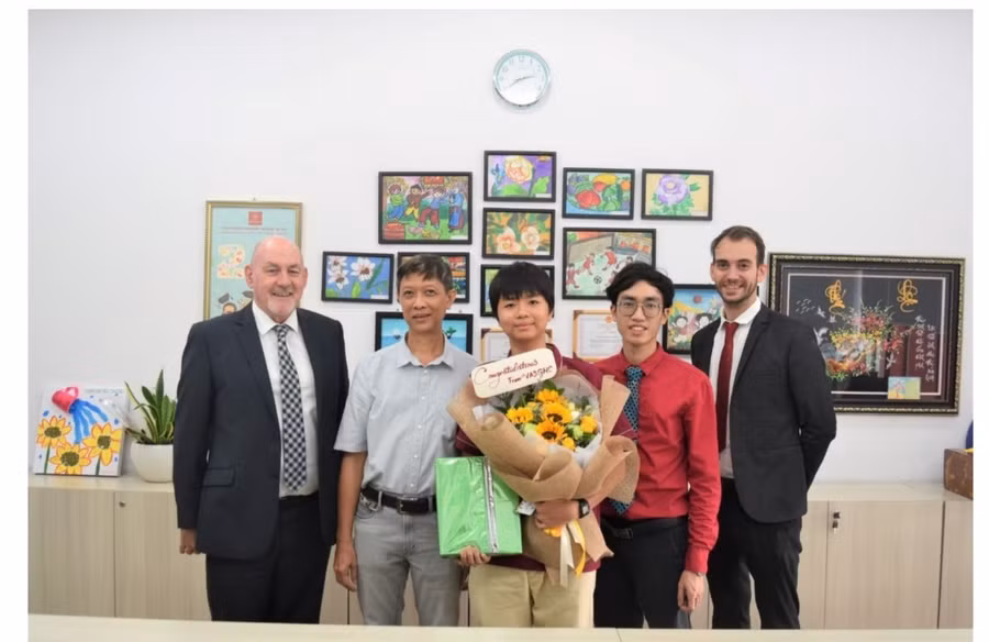 Nguyễn Phúc Minh Khôi (giữa), học sinh lớp 10 đạt danh hiệu Thủ khoa thế giới THU HƯƠNG