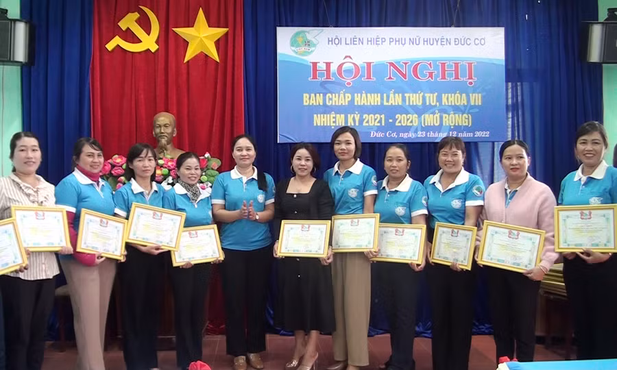 Hội Liên hiệp phụ nữ huyện Đức Cơ khen thưởng cho tập thể và cá nhân có thành tích xuất sắc trong công tác Hội năm 2022. Ảnh. Mỹ Duyên