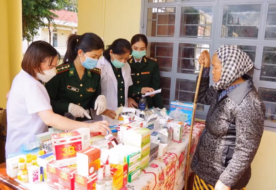 Các y-bác sĩ Bộ đội Biên phòng khám bệnh, cấp thuốc cho người dân. Ảnh: Anh Huy