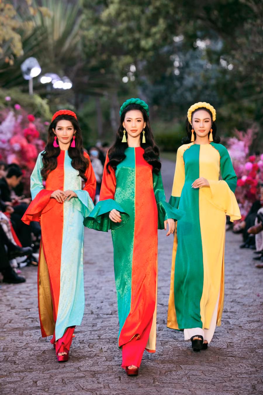 Quỳnh Châu - Quỳnh Hoa - Thủy Tiên hội ngộ tại sự kiện. Sắp tới, bộ ba người đẹp sẽ làm huấn luyện viên Hoa hậu Chuyển giới Việt Nam 2023. Ảnh: Kiếng Cận