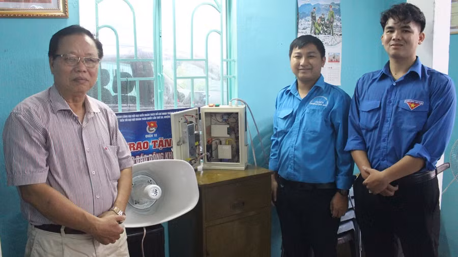 Các bạn trẻ Quận đoàn 10 trao tặng hệ thống báo động không dây cho P.15, Q.10. Ảnh: Tấn Đạt