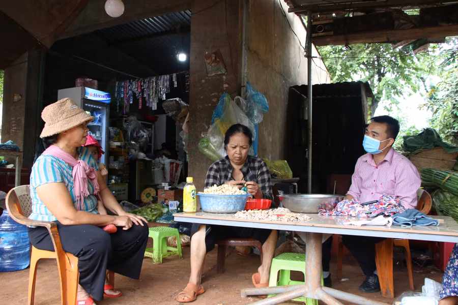 Người dân buôn Sút H’Luốt (xã Cư Suê, huyện Cư M'gar, tỉnh Đắk Lắk) trao đổi về việc bán đất mất luôn sổ đỏ.