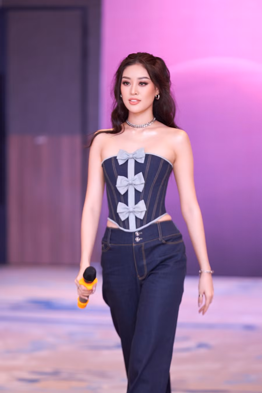 Khánh Vân xuất hiện cá tính trong trang phục jeans. Ảnh: Sang Đào