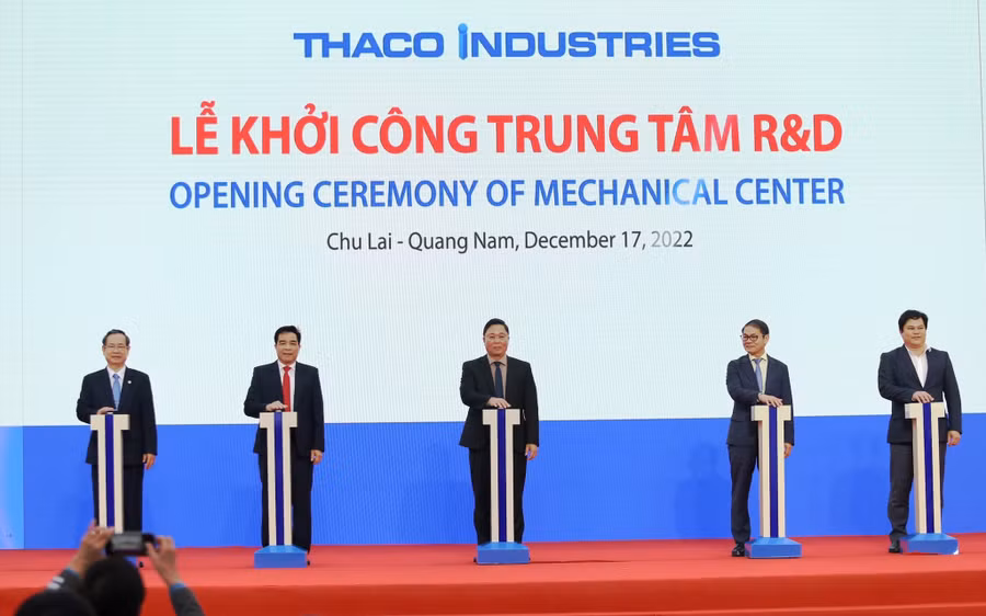 Các đại biểu ấn nút khởi công trung tâm R&D. Ảnh: Mạnh Cường
