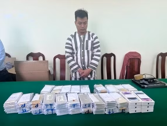 Ngô Thạch Hảo cùng tang vật Ngô Thạch Hảo cùng tang vật