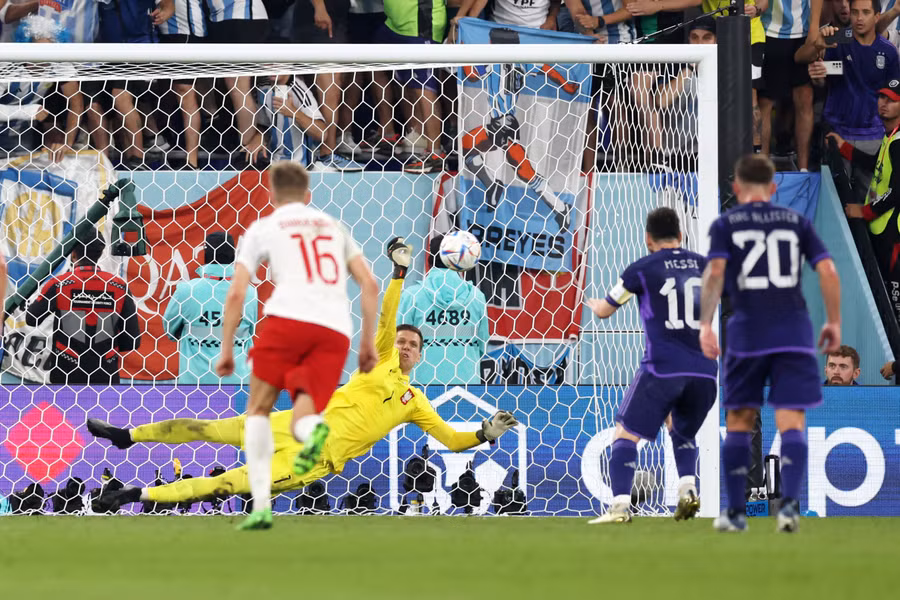 Thủ thành Szczesny đã chơi xuất sắc khi cản phá cú sút penalty của Messi. Ảnh: FIFA