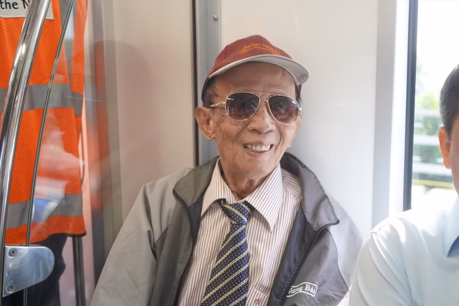 Ông Hà Ngọc Trường – Phó Chủ tịch Hội cầu đường cảng TPHCM vui mừng khi được đi thử tàu metro. Ảnh: Phương Ngân