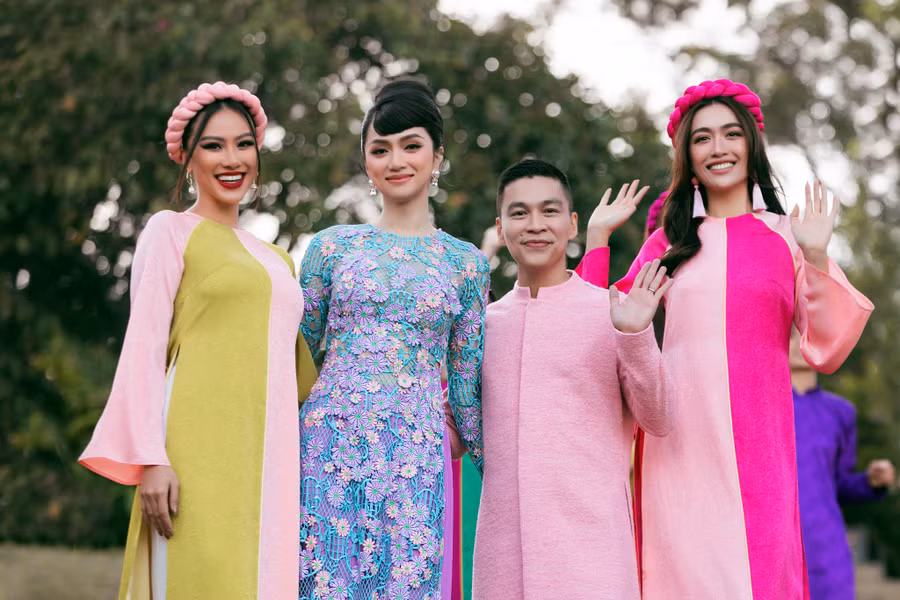 Tại show diễn, nhà thiết kế Adrian Anh Tuấn trình làng 68 mẫu thiết kế, trong đó có khoảng 30 bộ áo dài. Nhiều người đẹp góp mặt trong chương trình như Kim Duyên, Hương Giang, Lệ Hằng, Quỳnh Châu, Thủy Tiên, Quỳnh Hoa... Ảnh: Kiếng Cận