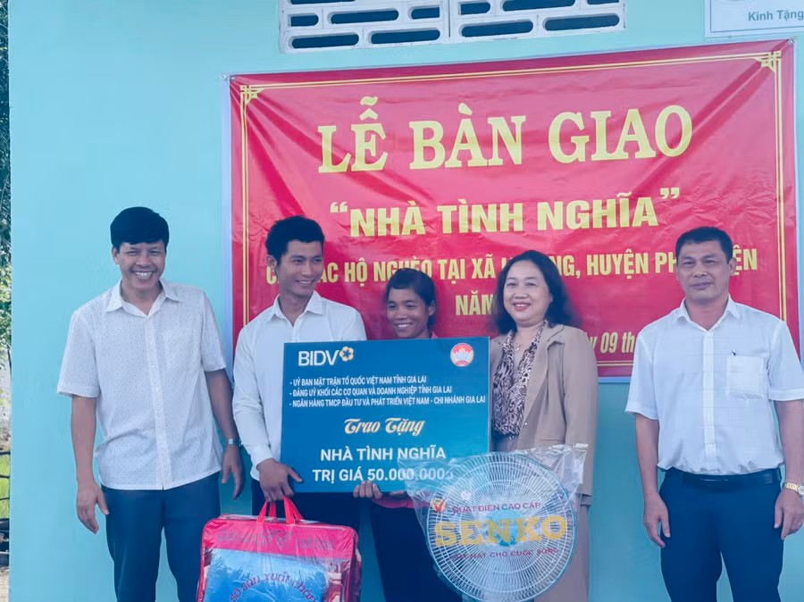 Lễ bàn giao nhà tình nghĩa cho gia đình anh Siu Mái (thôn Sô Ma Hang A, xã Ia Peng, huyện Phú Thiện). Ảnh: Vũ Chi