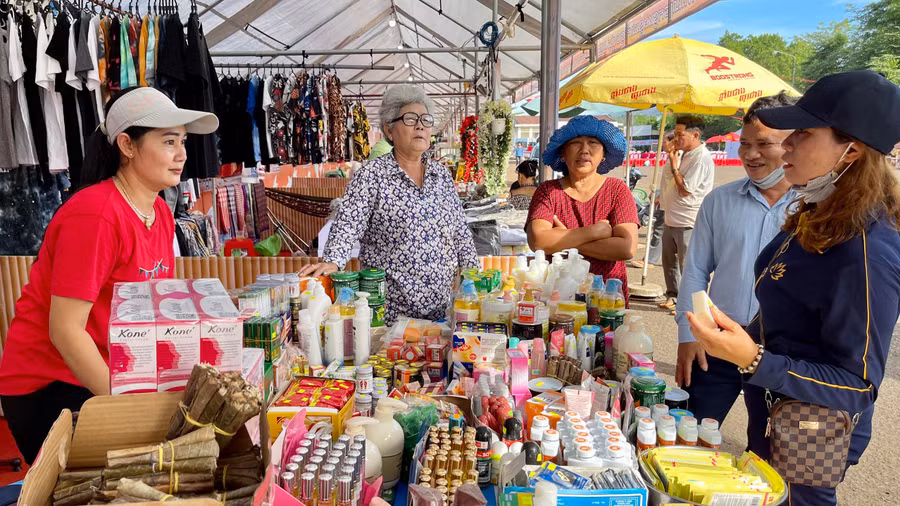 Người dân tham quan, mua sắm tại phiên chợ. Ảnh: Vũ Thảo