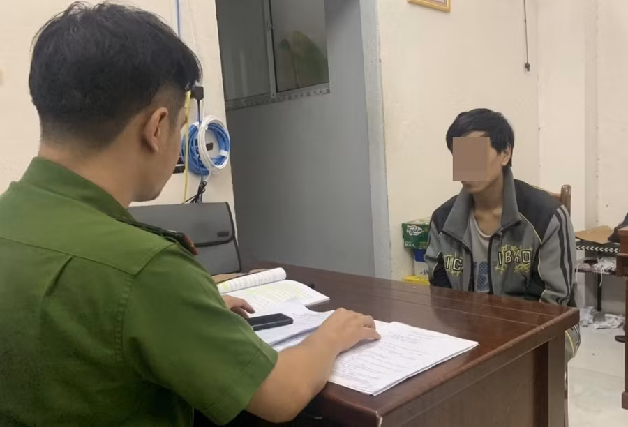  C. bị tạm giữ hình sự để làm rõ hành vi tống tiền. Ảnh: Văn Tiến