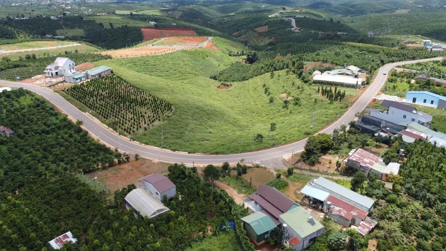 Nhiều nhà đầu tư rao bán đất rẻ hơn thị trường nhưng vẫn chưa bán được. Ảnh: ĐÌNH SƠN Nhiều nhà đầu tư rao bán đất rẻ hơn thị trường nhưng vẫn chưa bán được. Ảnh: ĐÌNH SƠN
