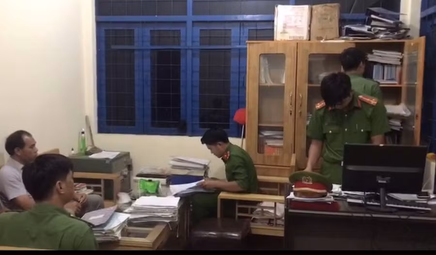 Cơ quan chức năng thực hiện lệnh khám xét nơi làm việc của 1 đối tượng trong vụ án. Ảnh: Công an cung cấp