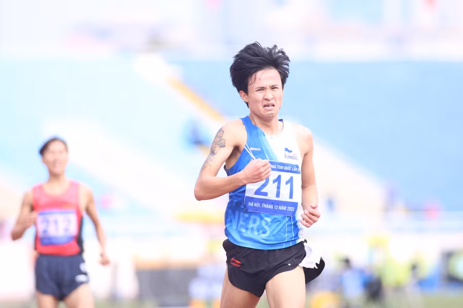 Nguyễn Trung Cường đánh bại Nguyễn Văn Lai trên đường đua 5.000m. Ảnh: Ngọc Tú