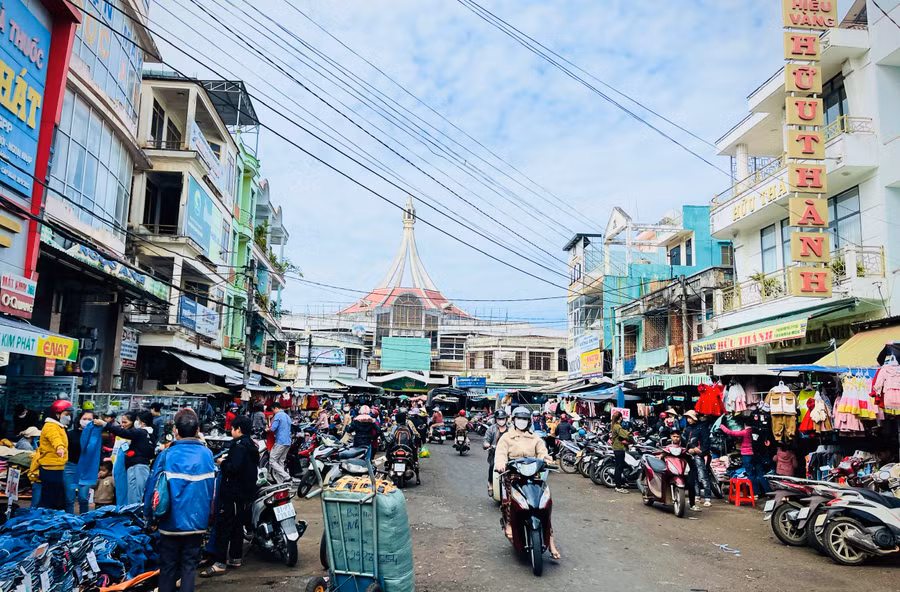Ngày đầu nghỉ lễ, Khu vực Trung tâm Thương mại Pleiku (TP. Pleiku) nhộn nhịp bởi dòng người đổ về đây mua sắm ngày một đông. Ảnh: Trần Dung