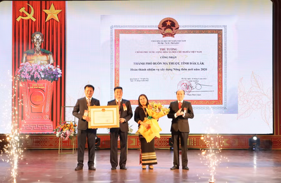 Thừa ủy quyền của Thủ tướng Chính phủ, Chủ tịch UBND tỉnh Phạm Ngọc Nghị trao Quyết định công nhận TP. Buôn Ma Thuột hoàn thành nhiệm vụ xây dựng nông thôn mới.