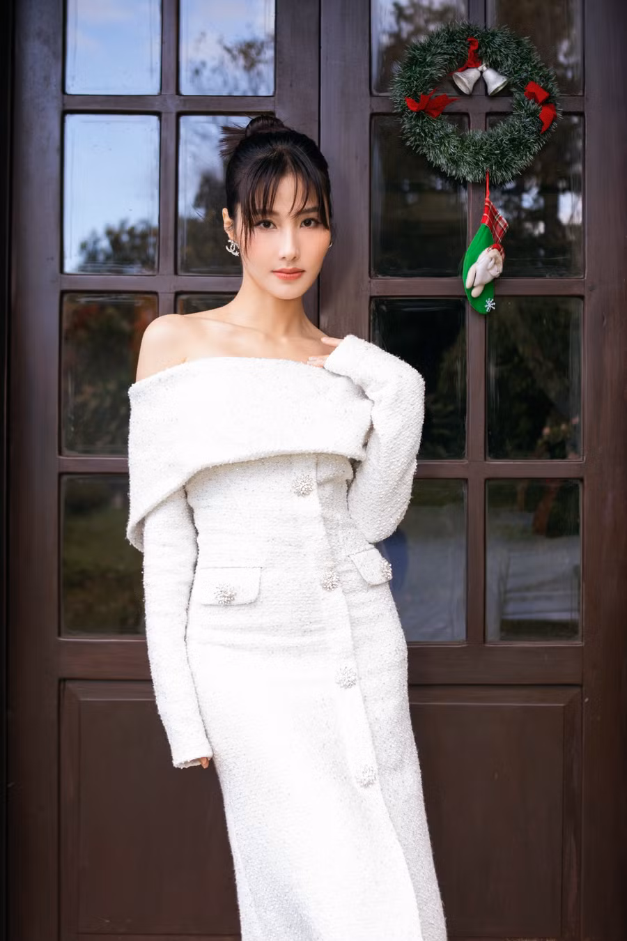 Diễm My chọn váy trễ vai, khoe vẻ quyến rũ ở tuổi 32. Thời gian qua, cô gây chú ý bởi vai diễn trong phim Tình yêu và tham vọng. Ảnh: Kiếng Cận