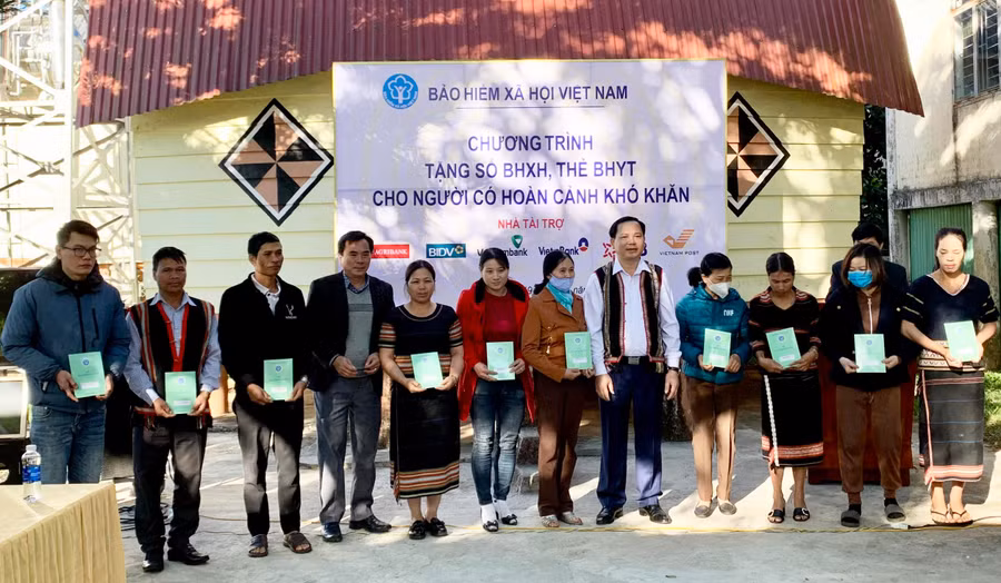 Trao tặng sổ BHXH, thẻ BHYT cho người có hoàn cảnh khó khăn tại làng Ia Nueng, xã Biển Hồ, TP. Pleiku. Ảnh: Như Nguyện