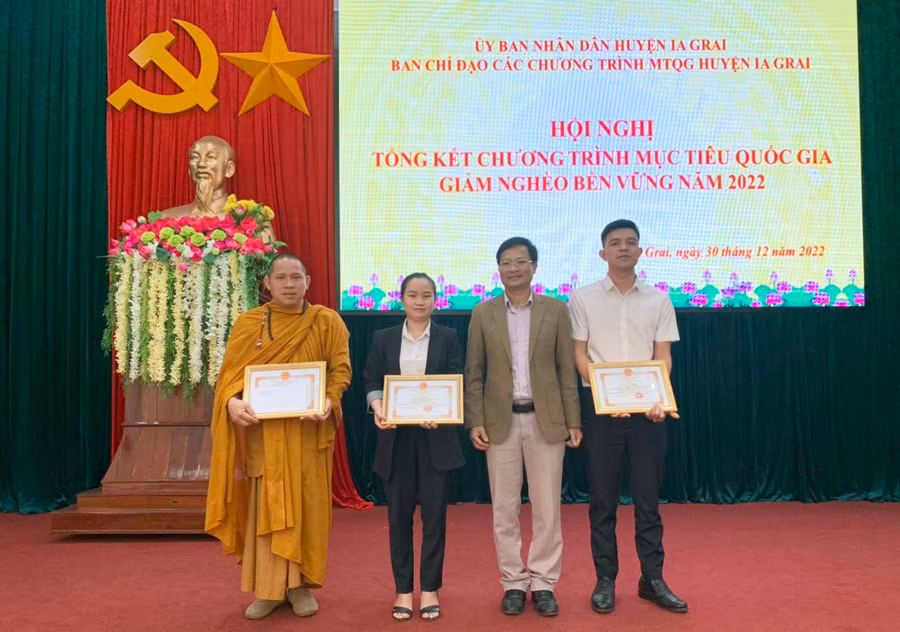 Trao giấy khen cho các cá nhân có thành tích xuất sắc trong công tác giảm nghèo 2022. Ảnh: Phương Lộc