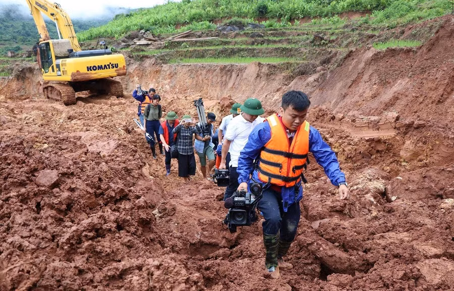 Các phóng viên báo chí cần dấn thân để đẩy lùi những tiêu cực trong xã hội. (Ảnh minh họa: TTXVN)