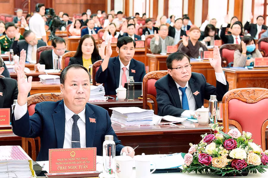 Các đại biểu biểu quyết thông qua nội dung kỳ họp. Ảnh: Đức Thụy