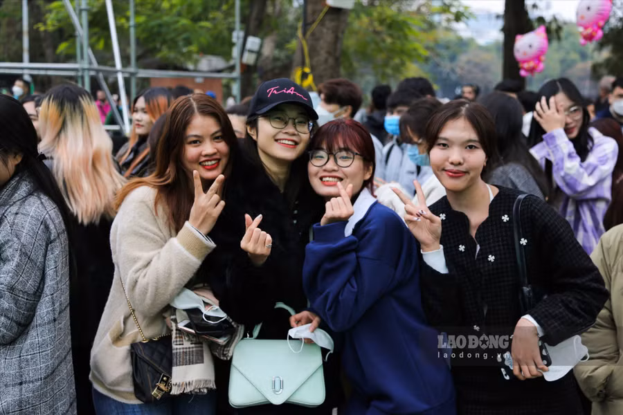 Bạn Trần Ngọc Huyền (Quận Tây Hồ, Hà Nội) cũng nhóm bạn đứng check-in vào khu fanzone tại điểm đón Countdown khu vực Quảng trường Đông Kinh Nghĩa Thục. Huyền chia sẻ: “Mình tới sớm để lựa được một vị trí đẹp nhất gần sân khấu, để được cháy hết mình“.