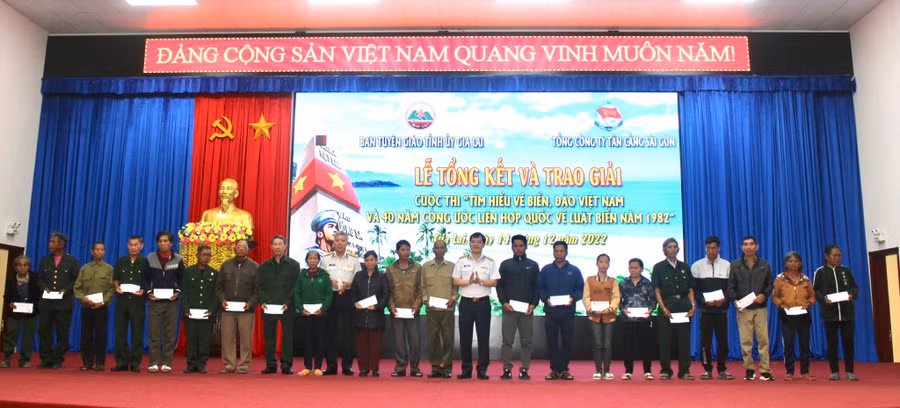 Tổng Công ty Tân Cảng Sài Gòn tặng quà cho 25 gia đình chính sách có hoàn cảnh khó khăn trên địa bàn tỉnh Gia Lai (mỗi suất trị giá 2 triệu đồng). Ảnh: Phan Lài