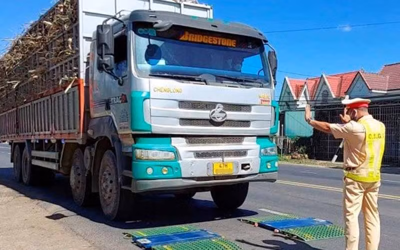 CSGT kiểm tra tải trọng một xe chở mía trên QL26. Ảnh: CTV