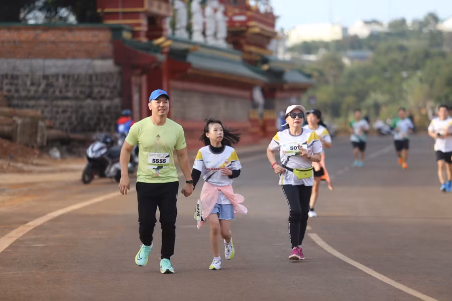 Giải chạy còn là dịp để gắn kết tình cảm giữa các thành viên trong gia đình. Ảnh: Văn Ngọc