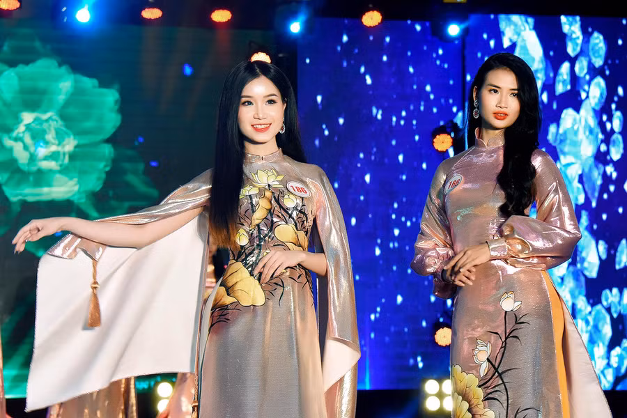 Các thí sinh duyên dáng trong phần thi trang phục áo dài. Ảnh: Đức Thụy Các thí sinh duyên dáng trong phần thi trang phục áo dài. Ảnh: Đức Thụy