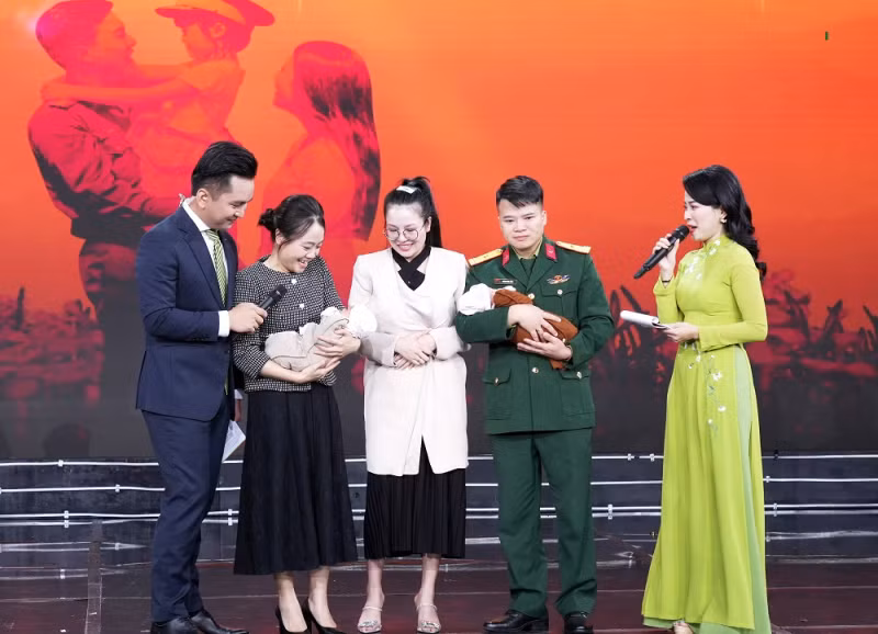 Gia đình Thiếu tá Hoàng Đức Cảnh hạnh phúc với “trái ngọt” là 2 bé gái sau 8 năm hiếm muộn.