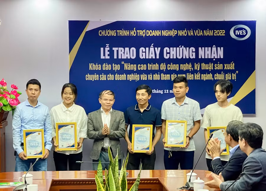 Lãnh đạo Sở Công thương trao Giấy chứng nhận cho các học viên. Ảnh: Vũ Thảo