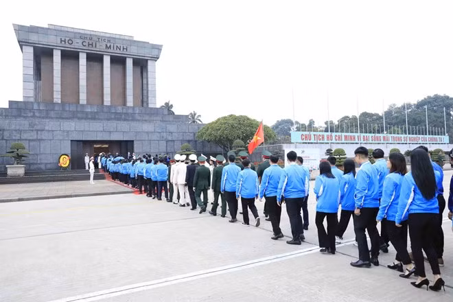 980 đại biểu tham dự Đại hội Đoàn toàn quốc lần thứ XII vào Lăng viếng Chủ tịch Hồ Chí Minh. Ảnh: Minh Đức/TTXVN