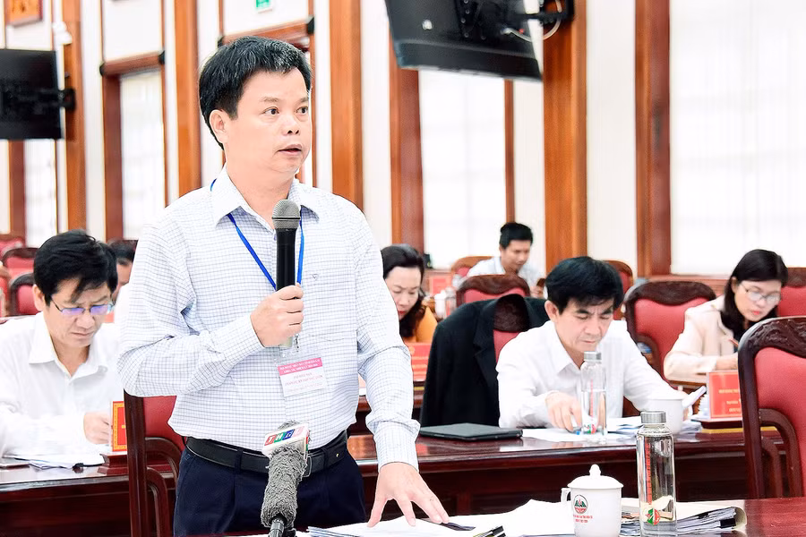 Đại biểu Nguyễn Hữu Quế-Giám đốc Sở Kế hoạch và Đầu tư phát biểu tại phiên thảo luận tổ. Ảnh: Đức Thụy