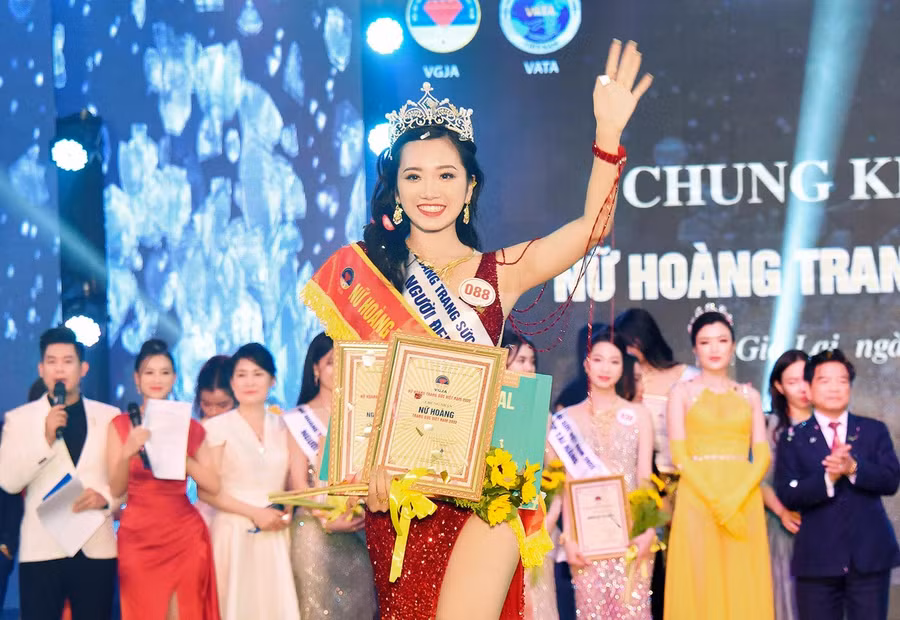 Tân "Nữ hoàng trang sức Việt Nam" năm 2022 Nguyễn Hoàng Yến trong giờ phút đăng quang. Ảnh: Đức Thụy Tân